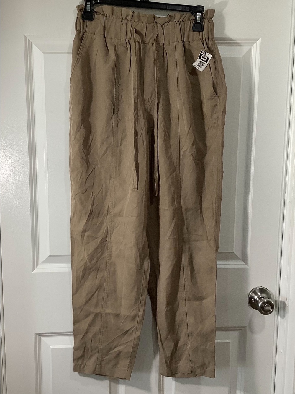 Women’s lightweight Pants in Khaki size small ,NWT.